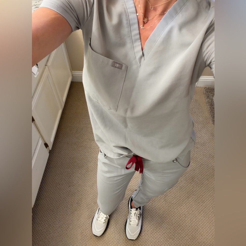 Woman’s  Scrubs 
Figs. XS